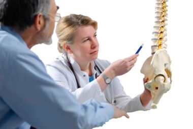 O médico consulta ao paciente sobre os signos de osteocondrose da columna vertebral torácica